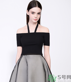 一字肩的衣服內(nèi)衣怎么穿？一字肩的衣服里面穿什么內(nèi)衣？