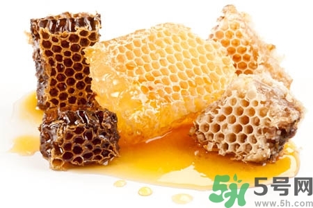 蜂蜜不能和什么一起吃？哪些人不能吃蜂蜜？