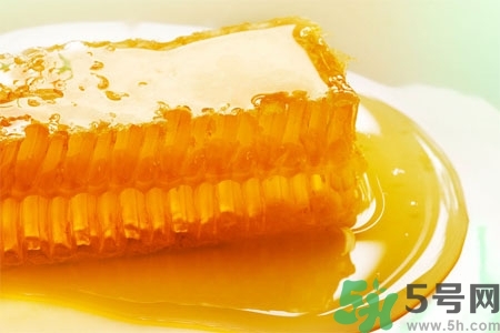 蜂蜜不能和什么一起吃？哪些人不能吃蜂蜜？