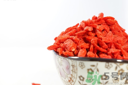 枸杞子泡酒可以壯陽(yáng)嗎？枸杞子泡酒有副作用嗎？