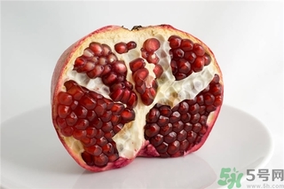 吃石榴手指發(fā)黃怎么辦？吃石榴手指變黑怎么辦？