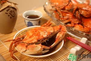 吃螃蟹可以喝紅酒嗎？吃螃蟹可以喝酒嗎？
