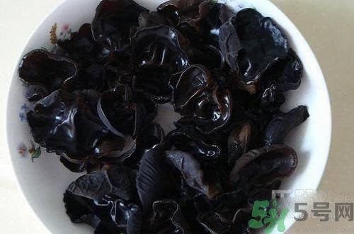 下巴長痘是上火嗎？下巴長痘吃什么好？