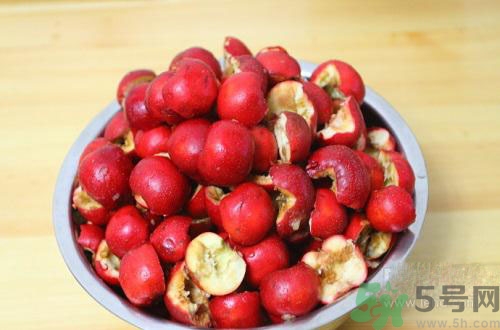 下巴長痘是上火嗎？下巴長痘吃什么好？