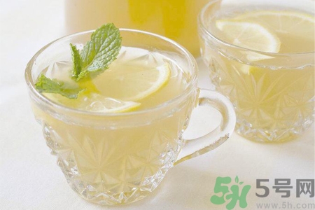 檸檬水能隔夜喝嗎？隔夜的檸檬水還能喝嗎？
