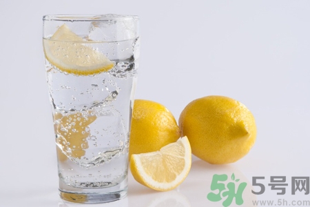檸檬水能隔夜喝嗎？隔夜的檸檬水還能喝嗎？