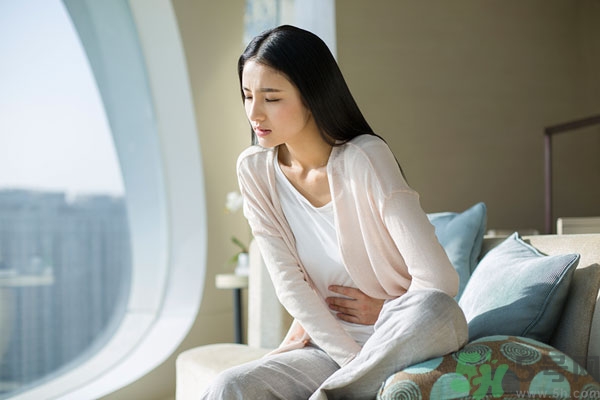 潰瘍性結(jié)腸炎肚子疼怎么辦？潰瘍性結(jié)腸炎是怎么引起的？