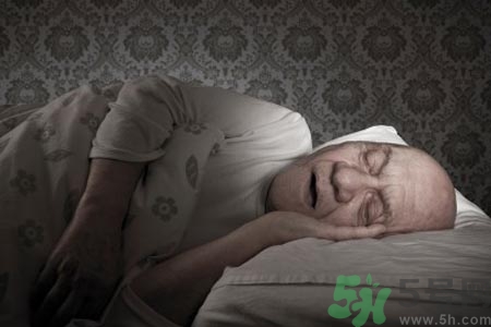 睡覺磨牙是怎么回事？睡覺磨牙的原因是什么？