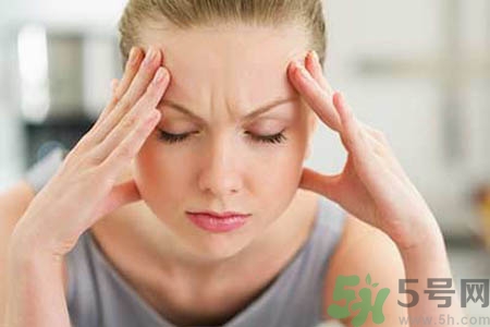 偏頭痛的原因是什么？女性偏頭痛的癥狀有哪些？