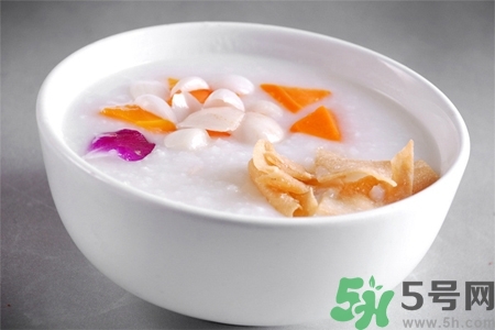 女性吃什么能預(yù)防婦科疾??？女性吃什么能預(yù)防子宮疾?。?></p><h3>女性吃什么能預(yù)防婦科疾病</h3><h4>(1)荔枝大棗湯</h4><p>干荔枝，干大棗各7枚。共加水煎服，每日1劑。具有補(bǔ)血生津作用。適用于婦女貧血，流產(chǎn)后子宮的調(diào)養(yǎng)。</p><h4>(2)雞蛋棗湯</h4><p>雞蛋2個(gè)，紅棗10個(gè)，紅糖適量。鍋內(nèi)放水煮沸后打入雞蛋臥煮，水再沸下紅棗及紅糖，文火煮20分鐘即可。具有補(bǔ)中益氣，養(yǎng)血作用。適用于貧血及病后，產(chǎn)后子宮的調(diào)養(yǎng)。</p><h4>(3)乳鴿枸杞湯</h4><p>乳鴿1只，枸杞30克，鹽少許。將乳鴿去毛及內(nèi)臟雜物，洗凈，放入鍋內(nèi)加水與枸杞共燉，熟時(shí)加鹽少許。吃肉飲湯，每日2次。具有益氣、補(bǔ)血、理虛作用。適用于人流后體虛及病后氣虛，體倦乏力，表虛自汗等癥。</p><p style=