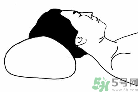 預(yù)防頸椎病的方法是什么？老年人如何預(yù)防頸椎?。?></p><h3>頸椎病患者的睡眠體位</h3><p>一個(gè)良好的睡眠體位，既要維持整個(gè)脊柱的生理曲度，又應(yīng)使患者感到舒適，方可達(dá)到使全身肌肉松弛，容易恢復(fù)疲勞的調(diào)整關(guān)節(jié)生理狀態(tài)的作用。根據(jù)這一良好體位的要求應(yīng)該使胸、腰部保持自然曲度，雙髖及雙膝呈屈曲狀，此時(shí)全身肌肉即可放松，這樣，最好采取側(cè)臥或仰臥，不可俯臥。</p> </div>
<div align=