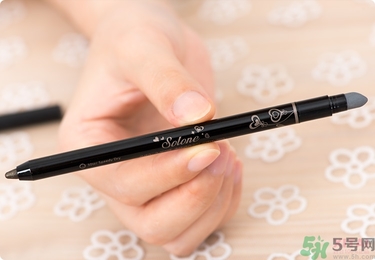 solone眼線筆怎么削？怎么推出來(lái)？