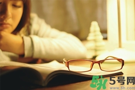 下午犯困怎么辦？犯困按摩什么穴位效果最快？