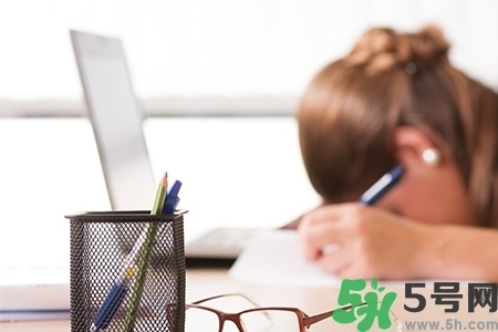 下午犯困怎么辦？犯困按摩什么穴位效果最快？