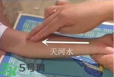 積食發(fā)燒怎么推拿？積食發(fā)燒推拿手法圖解