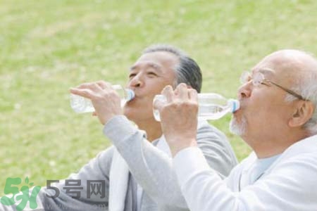 喝水能預(yù)防心血管疾病嗎？什么時(shí)候喝水對身體最好？