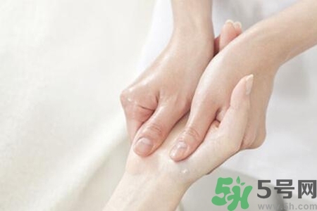 手干裂怎么回事？手干裂怎么治療？
