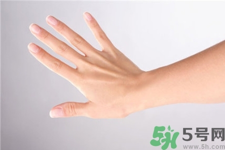 手干裂口子怎么回事？手干裂口子怎么辦？