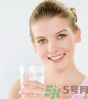 孕婦嘴唇干裂脫皮怎么回事？孕婦嘴唇干裂脫皮是缺什么