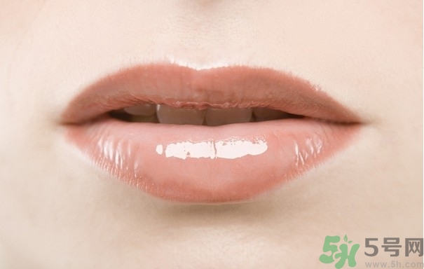 嘴唇發(fā)白是什么原因？嘴唇發(fā)白怎么調(diào)理女人