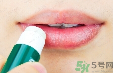 嘴唇發(fā)白是什么原因？嘴唇發(fā)白怎么調(diào)理女人
