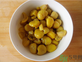 熟板栗怎么去皮最快？煮熟板栗怎么去皮？