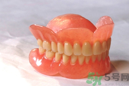 假牙會(huì)導(dǎo)致口腔疾病嗎？如何正確清潔假牙？
