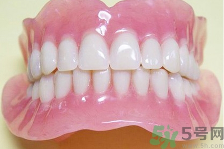 假牙會(huì)導(dǎo)致口腔疾病嗎？如何正確清潔假牙？