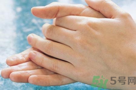 手部如何護(hù)理？秋季怎樣預(yù)防皮膚干燥？