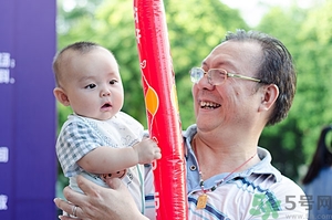 嬰兒怎么抱？嬰兒怎么抱著喂奶？