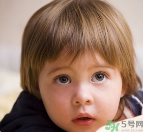 小孩皮膚黃是什么原因？小孩皮膚黃怎么辦？