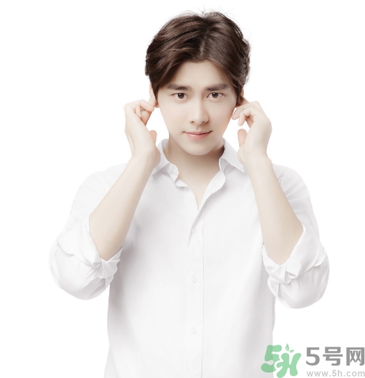 結(jié)婚可以穿白色襯衫嗎？結(jié)婚可以穿藍色西裝嗎？