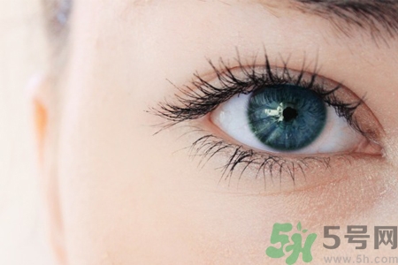 眼睛干澀是什么原因？眼睛干澀用什么眼藥水？