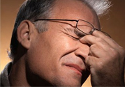 眼睛干澀是什么原因？眼睛干澀用什么眼藥水？