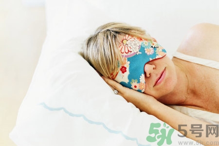 睡前喝酒有助于睡眠嗎？睡前喝酒對身體有哪些危害？