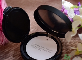 w.lab雪花氣墊黑色款怎么樣？w.lab雪花氣墊黑色和白色區(qū)別？