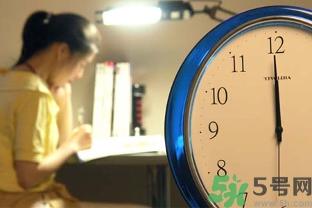 熬夜對青少年有什么影響？熬夜對青少年的危害是什么？