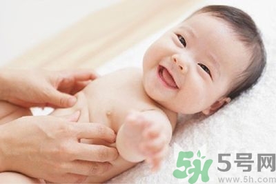 爽身粉什么牌子好？爽身粉和痱子粉的區(qū)別