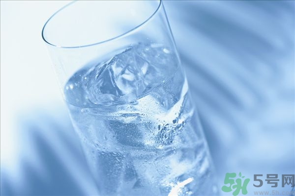 皮膚太干燥怎么辦？皮膚太干燥補(bǔ)水最好的方法如下