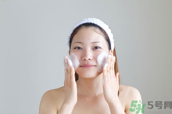 皮膚太干燥怎么辦？皮膚太干燥補(bǔ)水最好的方法如下