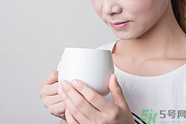 皮膚太干燥怎么辦？皮膚太干燥補(bǔ)水最好的方法如下