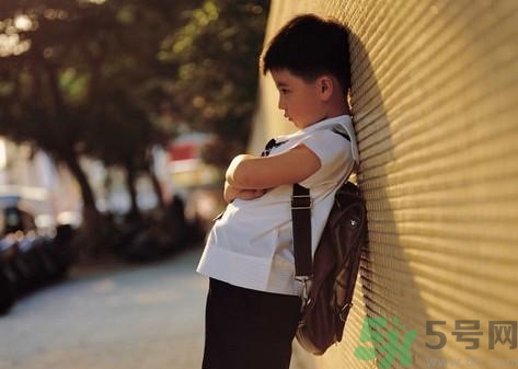 兒童性格內(nèi)向怎么辦？?jī)和愿衽囵B(yǎng)的書有哪些