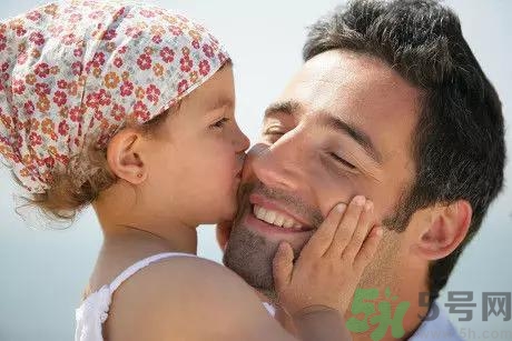 爸爸帶孩子的好處是？爸爸帶孩子和媽媽帶孩子的區(qū)別