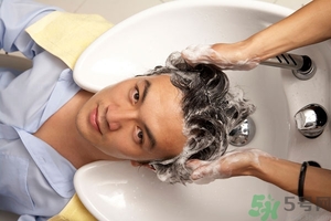 脫發(fā)用鹽水洗頭好嗎？鹽水洗頭治脫發(fā)嗎？