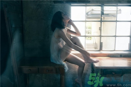 處女第一次緊張?jiān)趺崔k？處女第一次都會(huì)出血嗎？