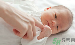 新生兒濕疹可以用爐甘石洗劑嗎？新生兒濕疹的護(hù)理措施