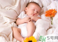 新生兒冬天蓋什么被子？新生兒蓋被子蓋到什么位置？