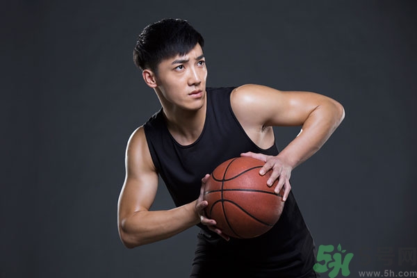 打籃球崴腳了怎么快速恢復(fù)？打籃球腳崴了腫了怎么辦？