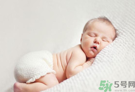 嬰兒秋天拉肚子怎么辦？秋天嬰兒拉肚子怎么辦？