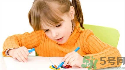 孩子左撇子怎么辦？孩子左撇子需要糾正嗎？